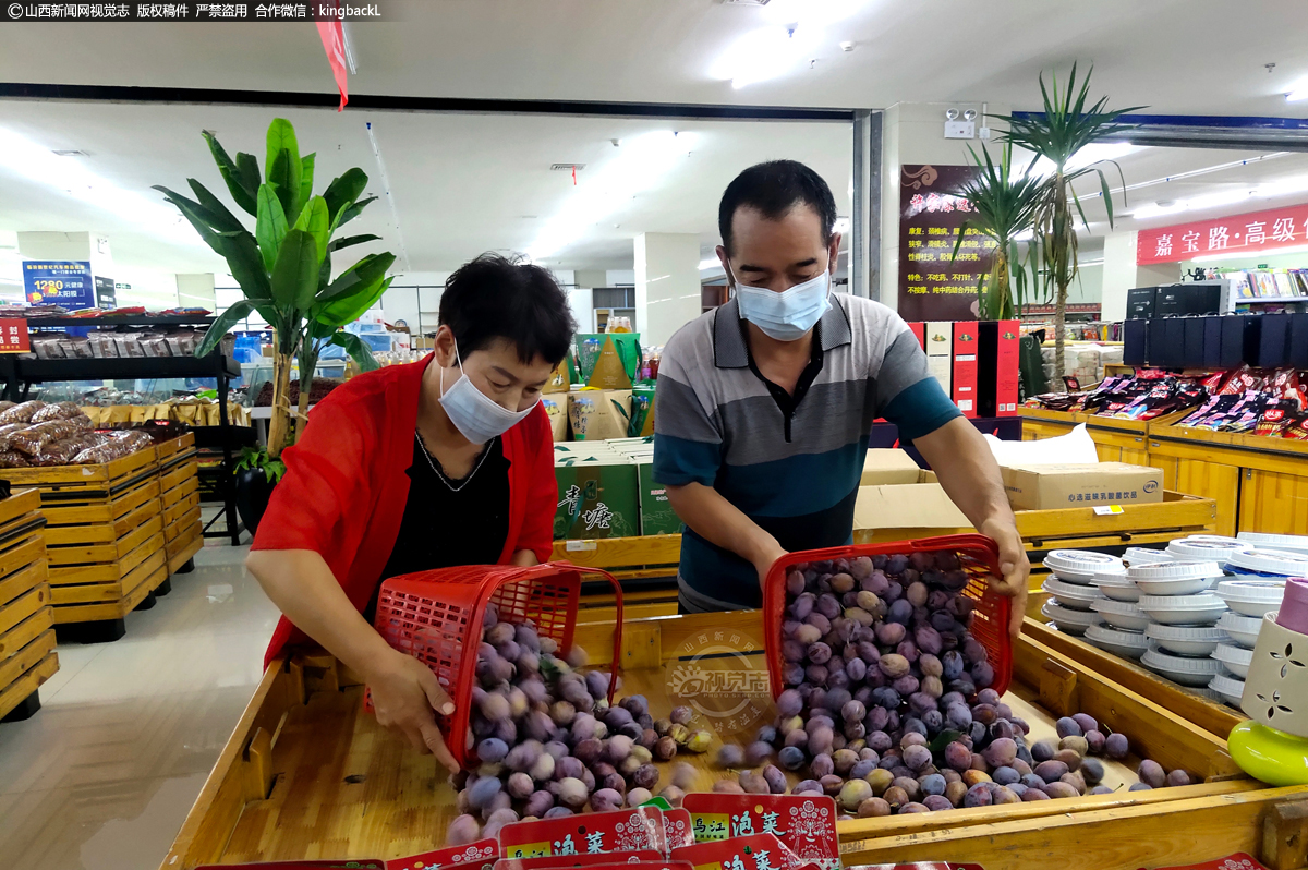      通过采取线上电商、线下超市、果园自采等多种销售方式，马学锋种植的西梅今年收成预计3万余元。目前西梅还是一种稀奇水果，看到这么好的销售市场，马学锋表示，明年还要扩大种植面积，影响带动身边农民，一起走上致富路。