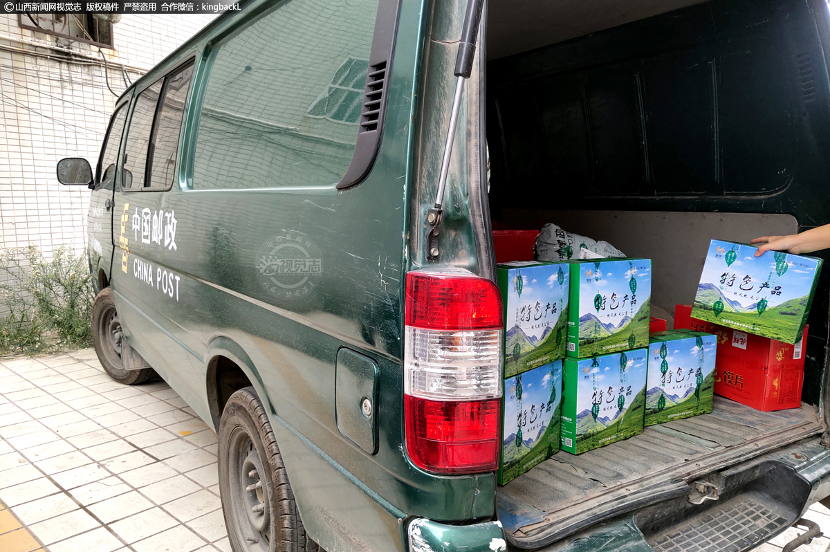      临汾市鸿洪电商助农服务中心还负责联系当地邮政公司，下乡到田间地头，直接服务农户，保障新鲜水果产品走出大山，走向全国。