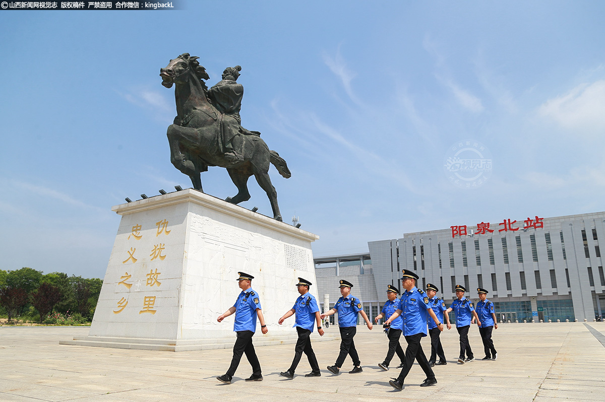      在城市里，总有一队人，无论严寒还是酷暑，巡查在大街小巷，用平凡地坚持维持着城市的环境秩序。盂县城市管理综合行政执法队的执法人员一年四季坚守城市一线，扎实推进文明创建工作，不断提升城市卫生环境的品质。（■山西新闻网特约摄影师：赵五明）