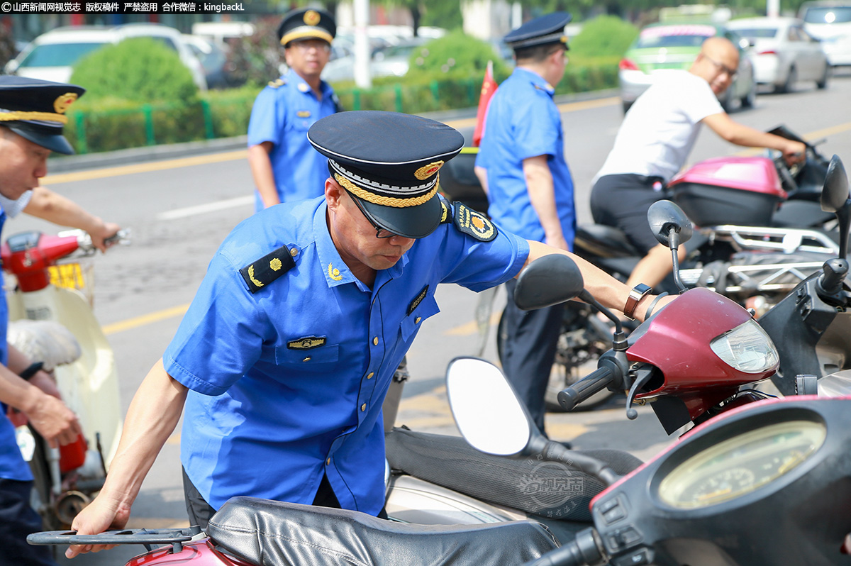      非机动车随意摆放、占用盲道一直是影响城市市容的“顽疾”之一，不仅影响城市美观，还严重影响市民安全通行。执法队员在非机动车随意停放的路段引导规范停放，在做好非机动车整治的同时，还对占道经营、乱扔垃圾等不文明行为进行劝导。