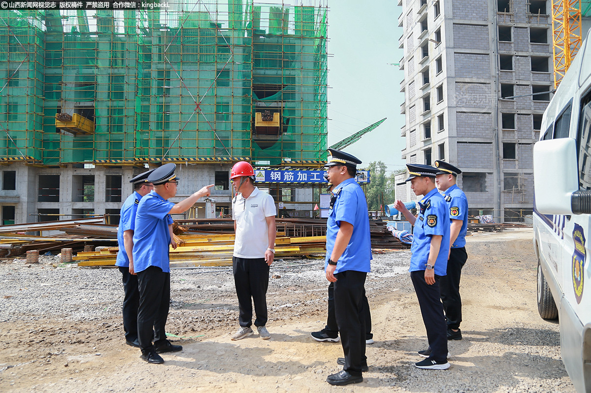      执法人员对辖区内的在建工地进行执法检查，严格要求施工工地规范化运行，有效提升工地周边市容秩序。