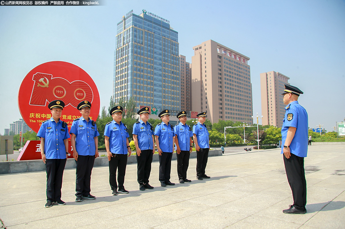      炎炎夏日烈日当空，骄阳似火，但为了保障城市市容的干净整洁，执法队员风里来，雨里去，坚持在各自的辖区内巡查，耐心纠正每一处市容违章，以匠心守初心，让城市变得更美好。