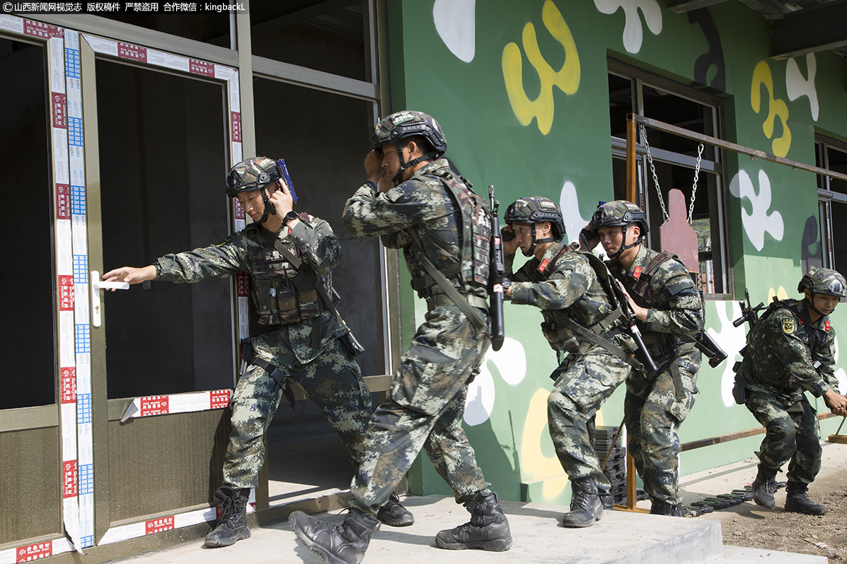      武警队员们严阵以待，谨慎走向训练场，开始实战演练。他们作为军队中一个非常规兵种，一直以来都与其他兵种不同，甚至你根本不知道他们什么时候出现，并且完成了什么样的任务。