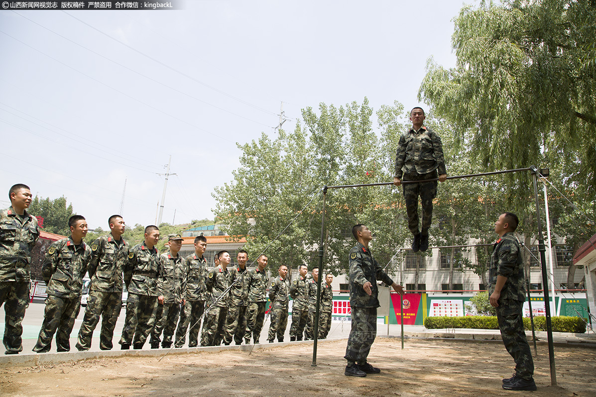      武警队员们凭借着自身的意志，在苦与累、血与火的训练面前，这些队员们始终以标准严格要求自己，用澎湃不止的热血点亮绚丽青春，用汗水彰显军人本色。