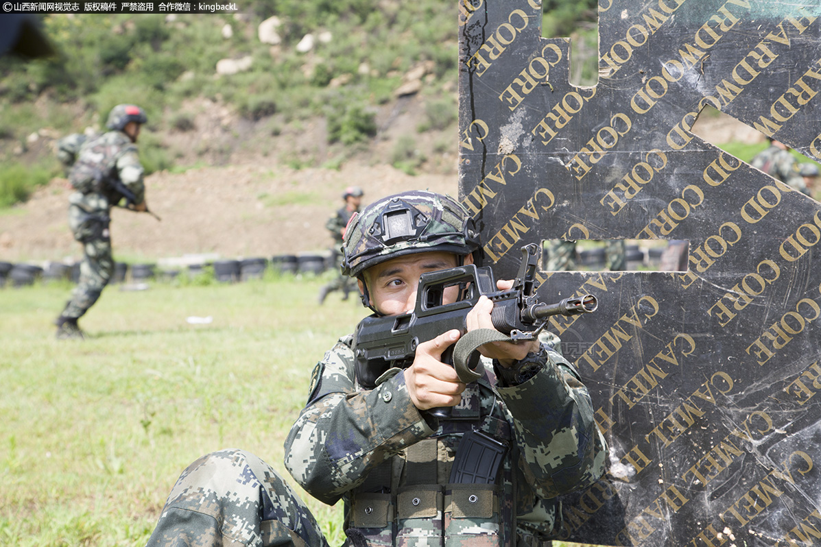      练兵场上，特战队员始终坚持从难、从严、从实战出发，全方位摔打锤炼血性胆气，提升反恐制胜能力，为今后多样化任务奠定坚实基础。