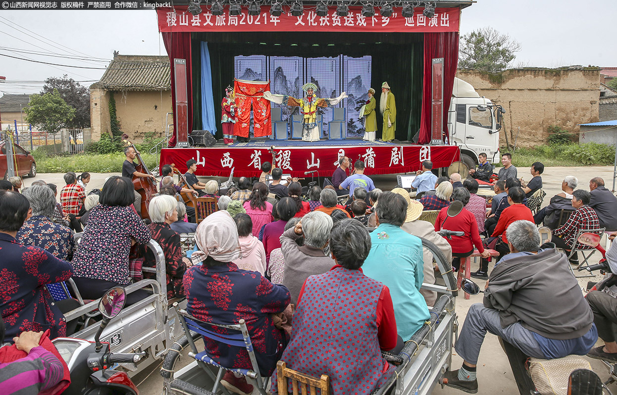      9月2日，山西省运城市稷山县蒲剧团在太阳乡北王村和三坡村文化送戏下乡，演出的剧目有《三击掌》、《忠义侠》、《提刀》、《柜中缘》等，丰富乡村老百姓文化生活的同时，也让大家在家门口就可以欣赏大戏。（■山西新闻网特约摄影师：史云平）