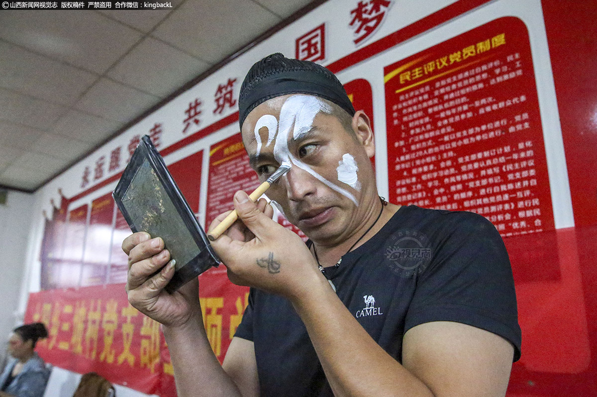      蒲剧演员化妆一般浓墨重彩，涂面妆容全靠多年经验，笔上轻重勾勒人物的性格。大多需要演员自己学会化妆，妆成的那一刻，演员自然融入角色。