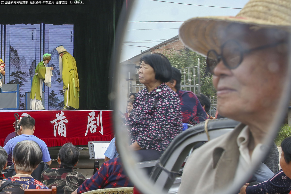      蒲剧历史悠久，是典型的板腔体，历史文化底蕴很深。现场观看的老百姓聚精会神，难得的蒲剧让村里的大爷大妈们有了精神享受的地方。