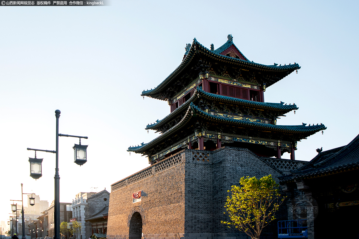      复建钟楼，是此次钟楼街改造最大的亮点。据资料记载，钟楼高三层五丈，重檐宏甍，椽拱飞扬，十字结顶。按照改造方案，复建后的钟楼基座高8米，总高达到30米左右，是整个钟楼街最高的一栋建筑。钟楼的地下空间将做成一个博物馆，展示与钟楼街相关的老建筑、老字号、风云人物。