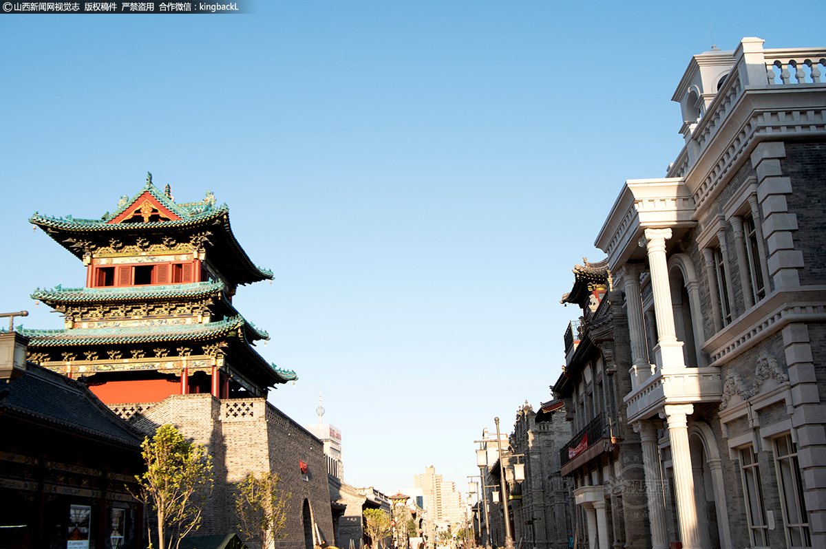      钟楼街曾是太原城历史悠久的繁华街市、商业中心，见证了这座城市历史的变迁、承载了一代代太原人岁月的记忆。从2020年4月开始，钟楼街片区开始改造。如今，这条备受大家关注的街道即将完工。这条千年古街即将重焕新生，迎接八方游客。（■山西新闻网特约摄影师：聂行明  闻进）