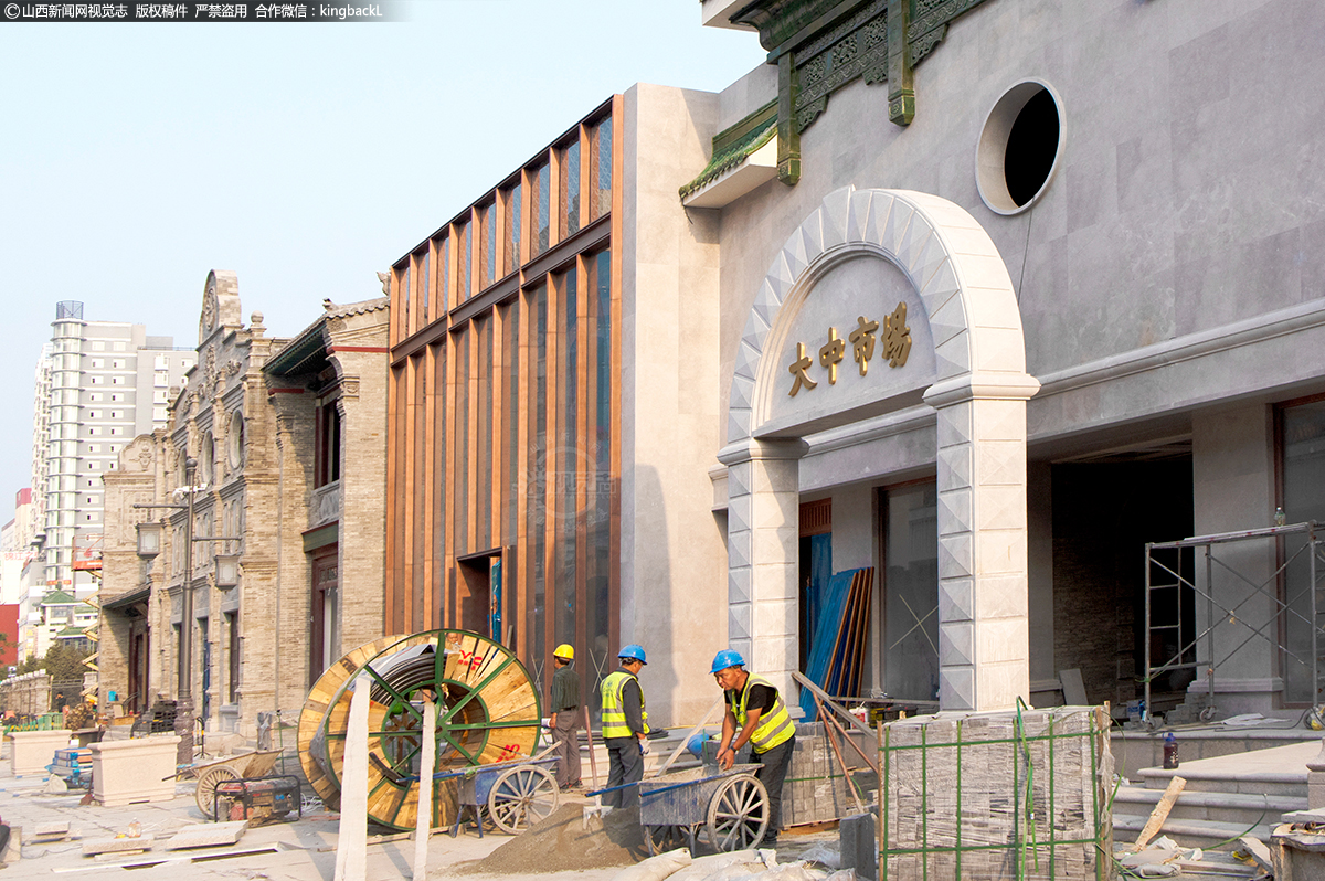      钟楼街，因一座钟楼得名，与柳巷、桥头街、柳巷南路成“十”字衔连。一条街，一千年，这里不仅承载了一代又一代老太原人的回忆，更作为太原百年商业辉煌的历史地标，承载了人们对商业繁华的注解。