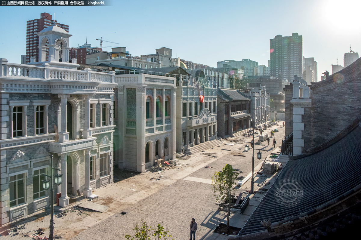     钟楼街始建于北宋，是太原城内最为重要的商业聚集区，千年以来，这里留下的文保建筑、历史建筑、历史街巷、中华老字号等多达50余处，是延续太原文脉、商脉的重要依托和城市名片。