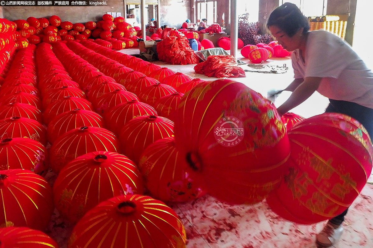      现在灯笼加工已成为当地农民增收致富的主打品牌产业，该村每年有2000多人从事灯笼加工业，灯笼品种突破50多个，年销售灯笼达400多万对，产值超亿元。