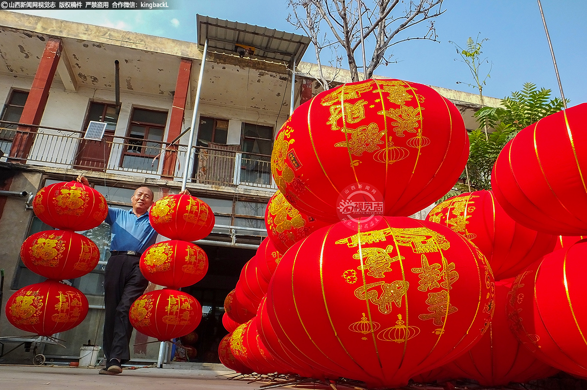      在中国人眼中，红灯笼象征着阖家团圆、事业兴旺、红红火火，灯笼作为一种传统的民间工艺品，在中华民族悠久的历史中扮演着不可替代的角色。