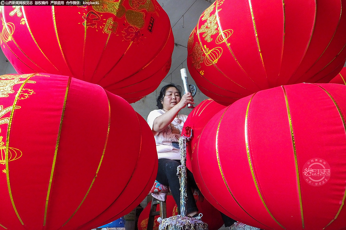      随着“灯笼制作专业村”的知名度越来越大，他们制作的灯笼供不应求。为了保证灯笼产业的可持续发展，村民对于灯笼的质量要求越来越高。