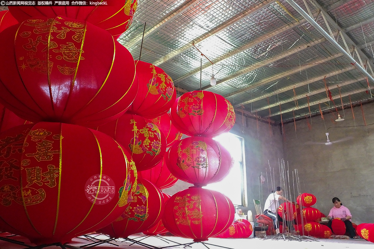      近期订单的增多，灯笼作坊里做的成品灯笼已堆成一座小山，阳光洒在上面，越发把红灯笼映衬的鲜艳似火。