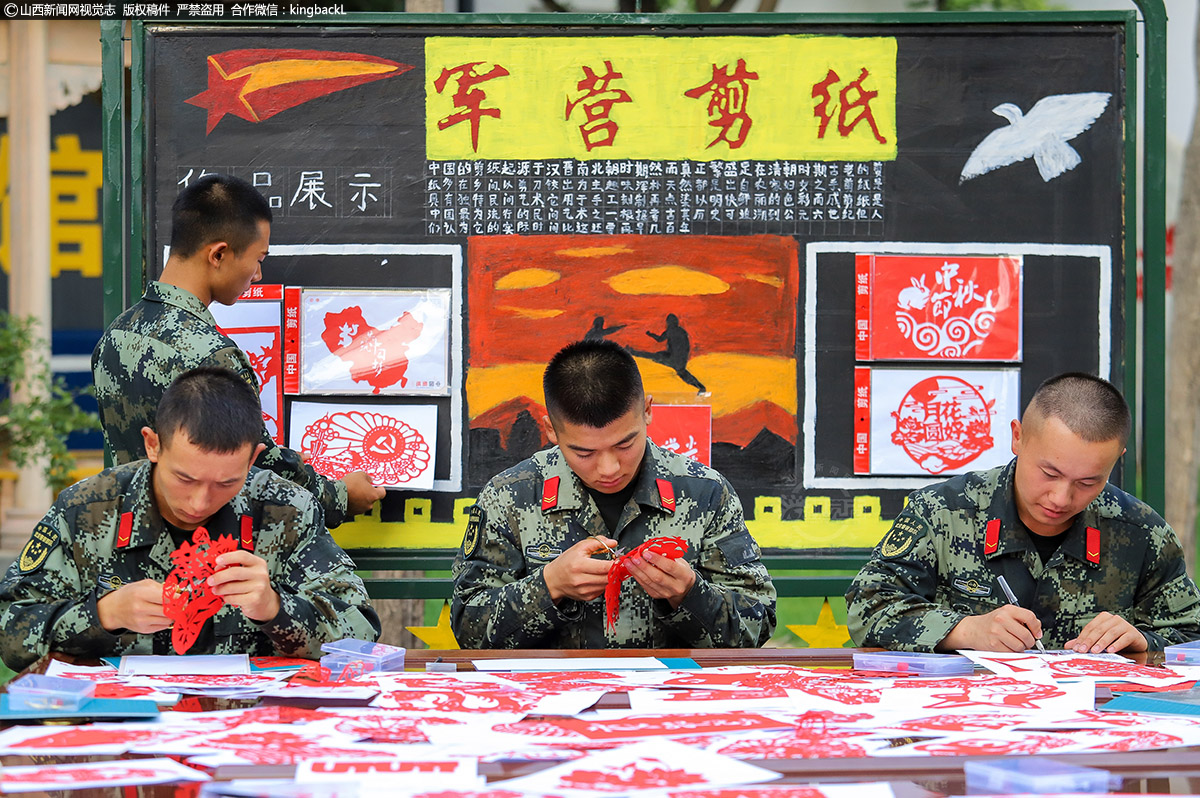      以往在泥泞中摸爬滚打的士兵们，一招一式都有着军人所特有的力量，而现在他们小心翼翼的拿起刻刀和剪子，仔细的雕琢着作品的每一细节，感受剪纸这一传统文化的魅力。