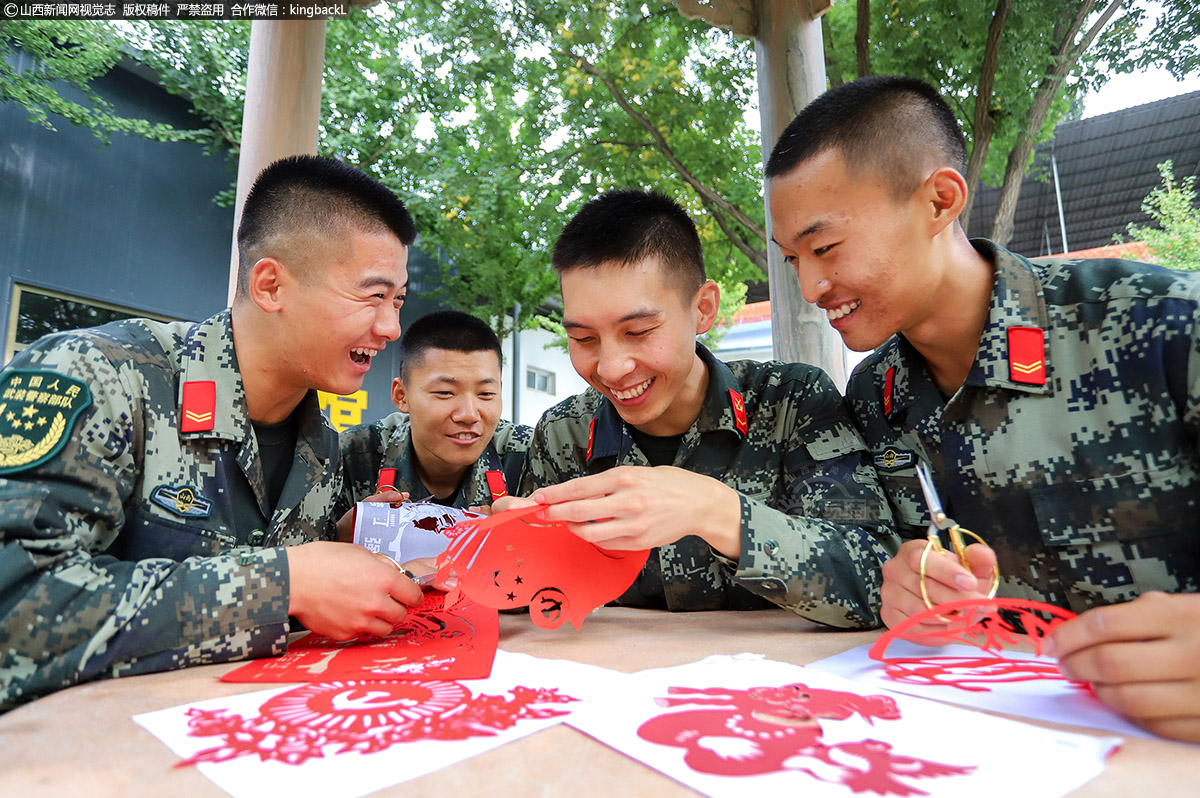      武警吕梁支队结合驻地文化特色，将老百姓喜闻乐见的剪纸艺术引入基层，让“网生代”的官兵能亲手体会民族文化的别样魅力，对于战士们也同样是一种学习。