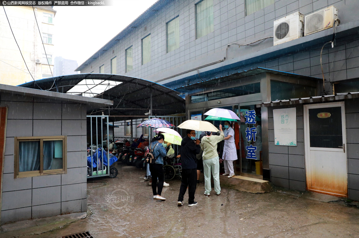      9月26日，中午12时30分，18名襄汾县中医院透析患者冒雨进入临汾市第三人民医院透析工作室。