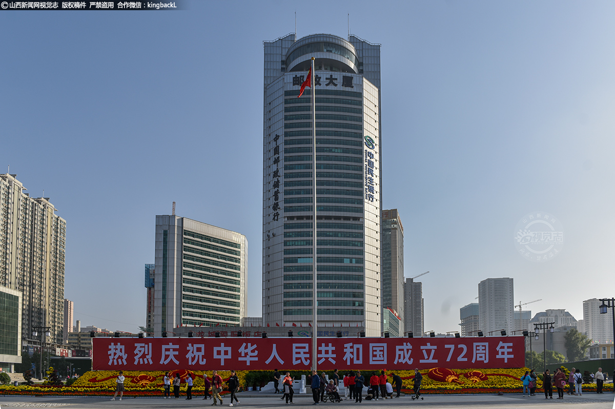      “国旗广场”原有的国旗杆位置不在新中轴线上，无法满足新广场的需要，在新中轴线上立起新的国旗杆，与原来的国旗杆高度一致，并配建庄严的传统大理石护栏。