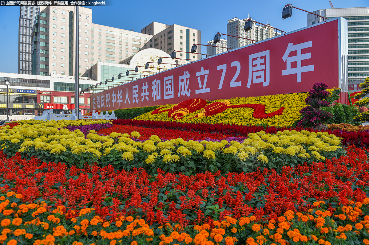      园林工人为国旗广场穿上“花”衣裳迎接国庆佳节，各种色彩鲜艳的草花被有序种下，多种时令花卉与植被相融合，用鲜艳、碰撞的彩色将广场装扮一新。