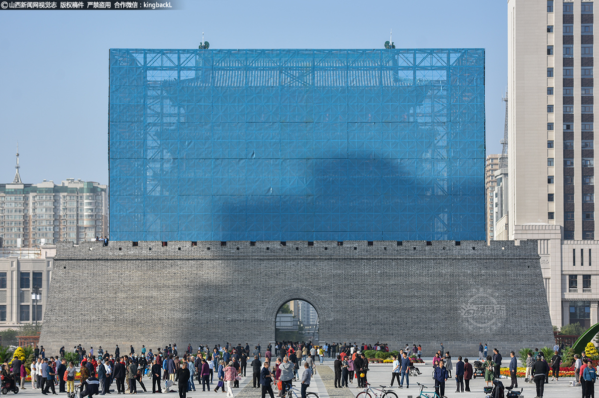      首义门始建于明初，原称承恩门，为了纪念辛亥革命太原起义的功勋，将承恩门改名为首义门。太原战役期间，首义门在炮火中损毁严重，拆除后原址改造为五一广场。复建该城门是对太原历史的传承和延续，也会让更多的人了解太原的历史，了解这座英雄之城、历史名城。