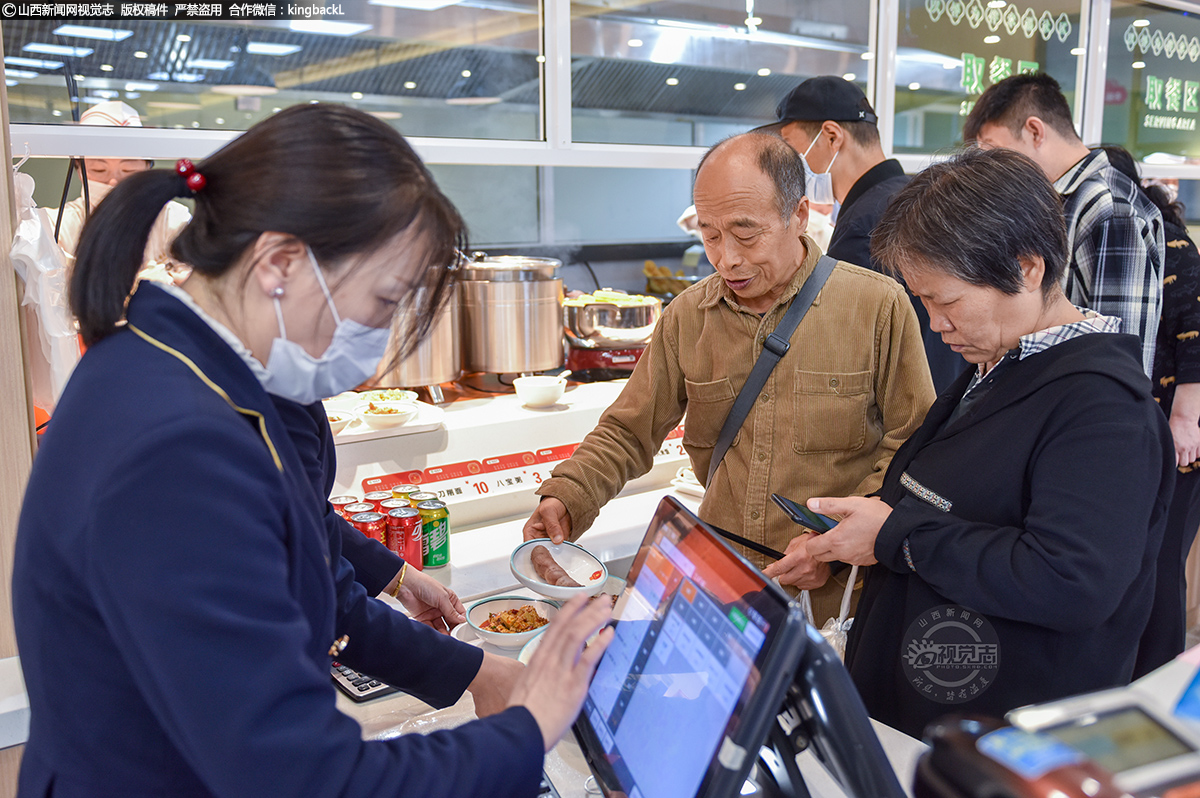      据就餐顾客介绍，这里的社区食堂试营业已经半个月，食堂工作人员不断征求顾客意见，不断改进饭菜品种、口味、价格，使饭菜越来越适应居民们的就餐需求，来吃饭的附近居民越来越多。