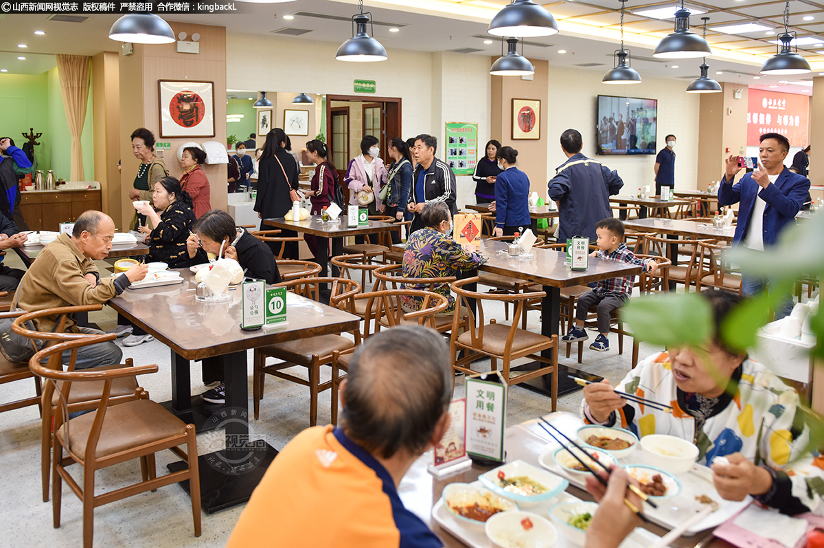      中午时分，在三晋国际饭店开设的社区食堂，到这里就餐的社区居民尤其是老年人很多。