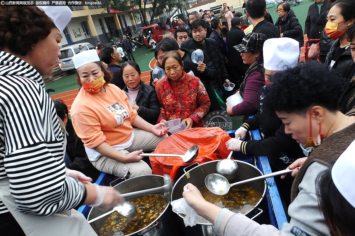      经过一顿忙活，热腾腾的饭菜就做好了，村民们拿着一次性塑料餐盒，开始排队打饭。