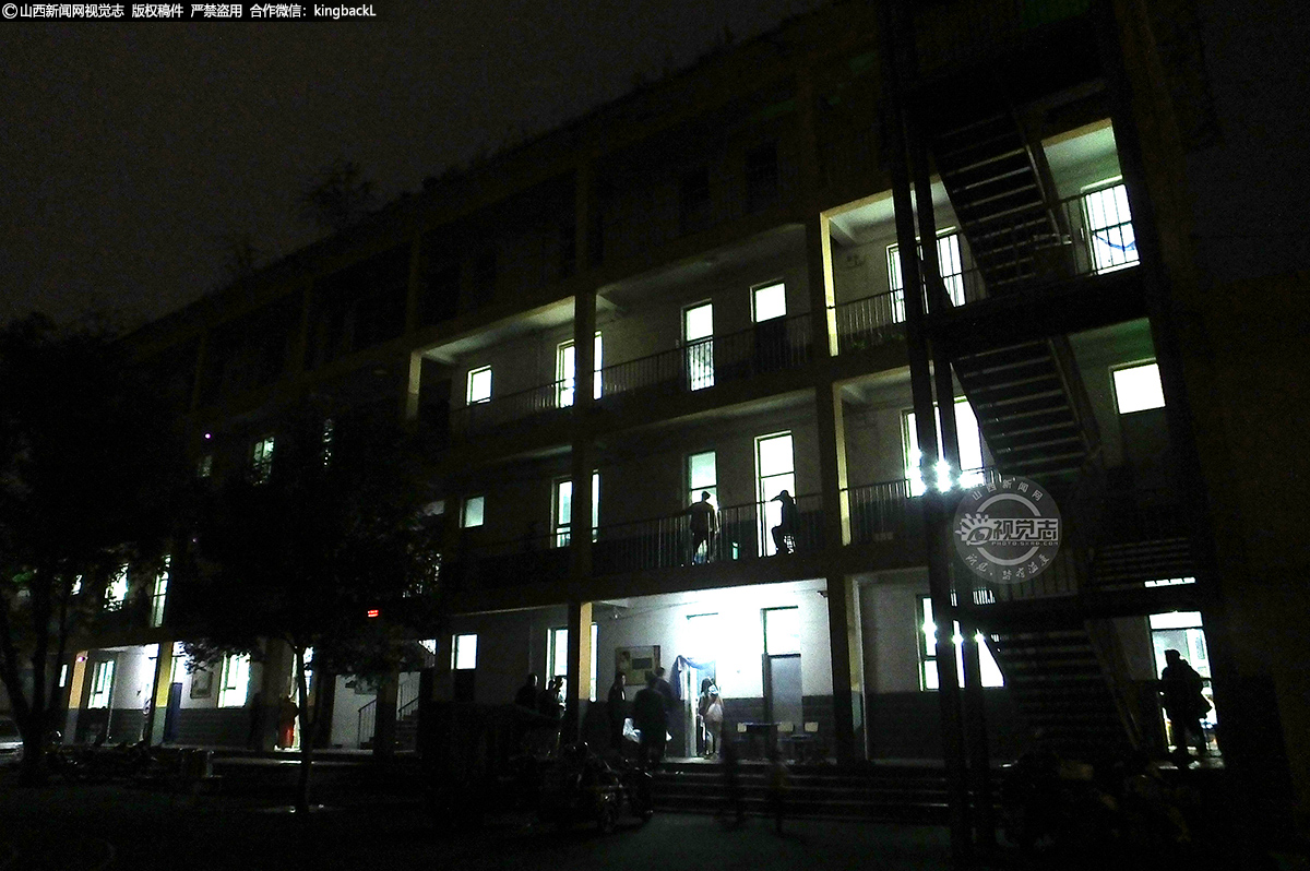      新绛县西关学校是此次受灾群众安置点之一。晚上，西曲等村的受灾群众在灯火通明的教室里休息。