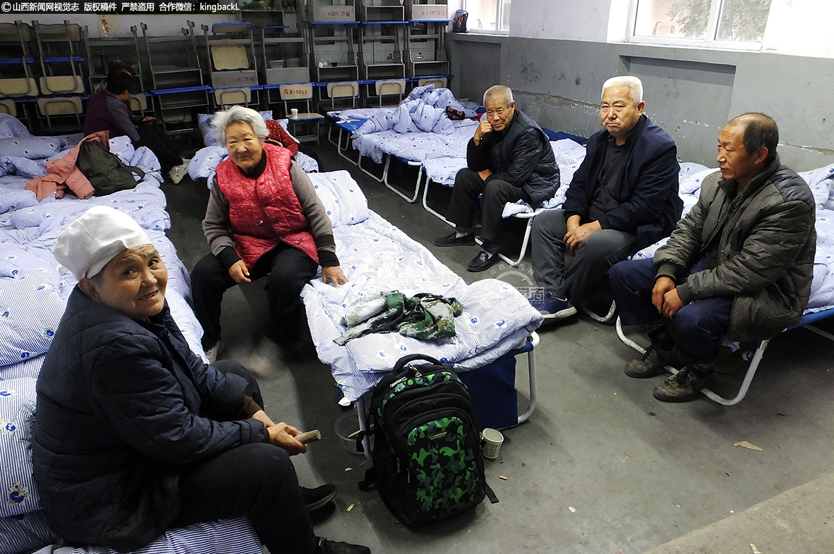      受灾群众正在安置点休息。学校的一些教室成了临时住所，成了这些村民的暂居地。