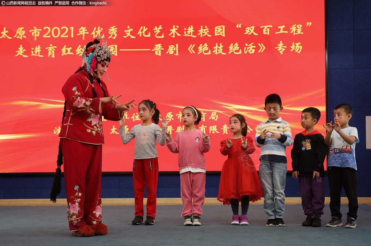      这几位化了妆的孩子，站在台上和马老师学习旦角的指法，学习戏剧艺术里的一颦一笑，孩子们仔细的研究着手指，不停的对照马老师的指法，这也许是戏剧进校园的意义。