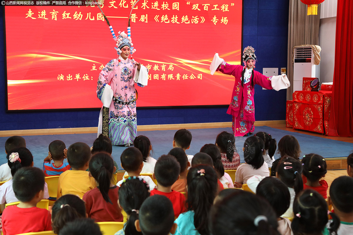      郭宏刚是实验二团的小生演员，他扮演的吕布潇洒大方，“翎子功”非常扎实。他与青年旦角优秀演员武珂珂合演《小晏》，让孩子们领略了头上的翎子，也能翻出万般花样。