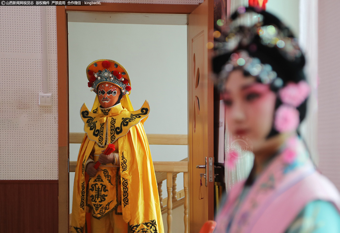      “变脸”是武娟林老师的绝活，也是大部分孩子喜欢的节目，为了给幼儿园的孩子们演好“变脸”节目，武老师提前准备好，进入角色等待演出。