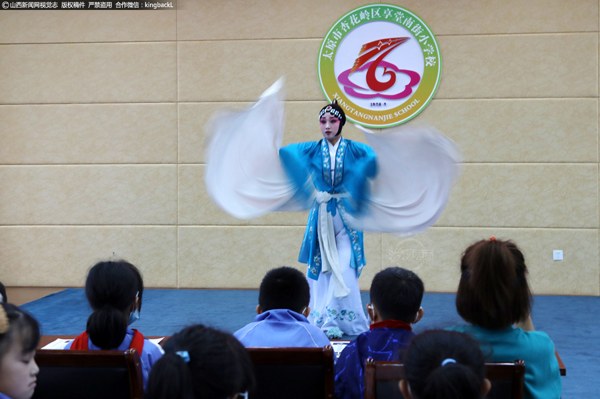      为了给学生呈现精彩的演出，郭娇娇每次都会尽力展现戏曲的魅力，在铿锵生中，她的每一个动作精准到位，水袖上下飞舞，前后摆动，孩子们屏息凝神的看着，生怕错过任何精彩的细节。
