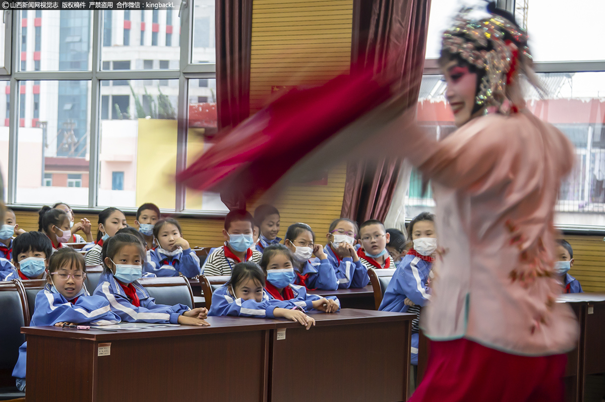      9月24日，剧团带着特技绝活走进杏花岭享堂南街小学，学生们穿着整齐的校服坐满了演出场，认真观看演出，在戏剧演到精彩处，给以热烈的掌声。