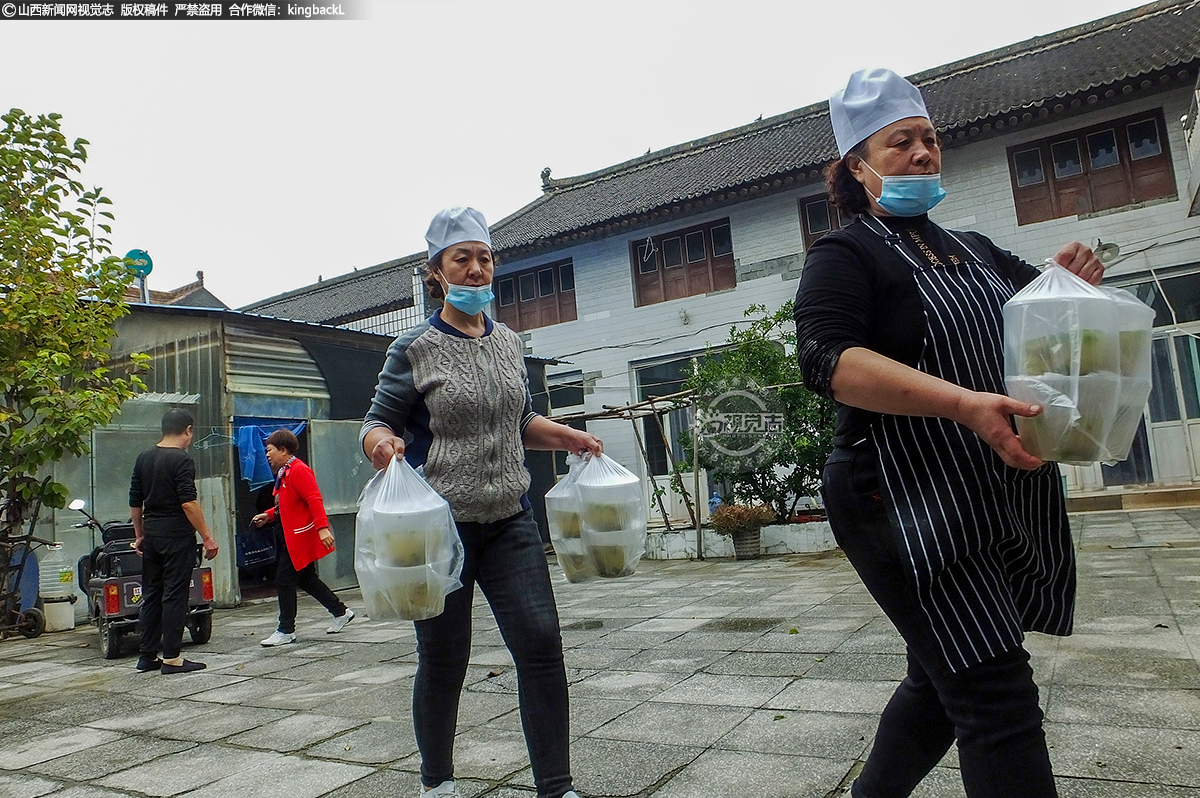      很多救灾都在偏远地区，这支队伍经常驱车10多公里送餐。她们送出食物的同时，也将万众一心抗击洪峰的决心送到抗洪一线，支持抗洪抢险早日取得胜利。