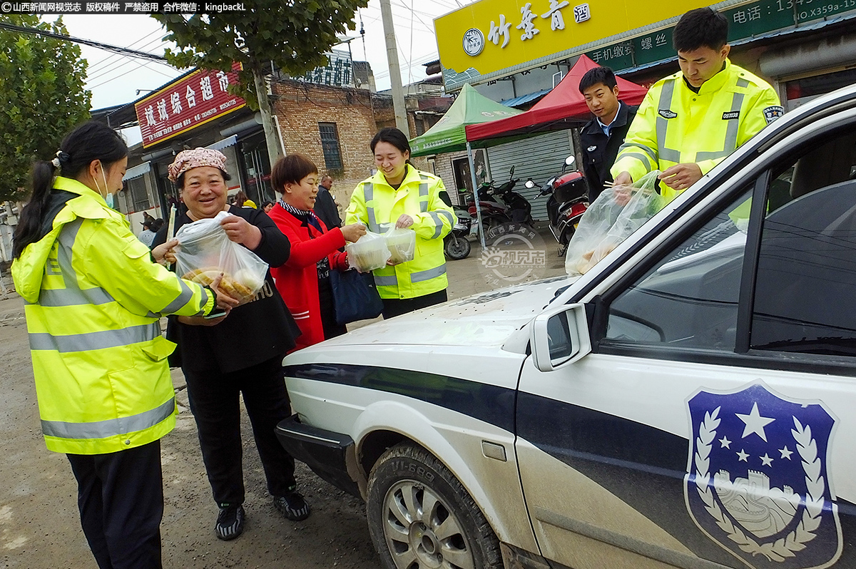      在抗击洪峰期间，除了这支爱心送餐队伍，新绛县还涌现出众多爱心企业和爱心人士，自发为抗洪抢险捐款捐物，为抗洪人员和受灾群众送饭送菜送水。