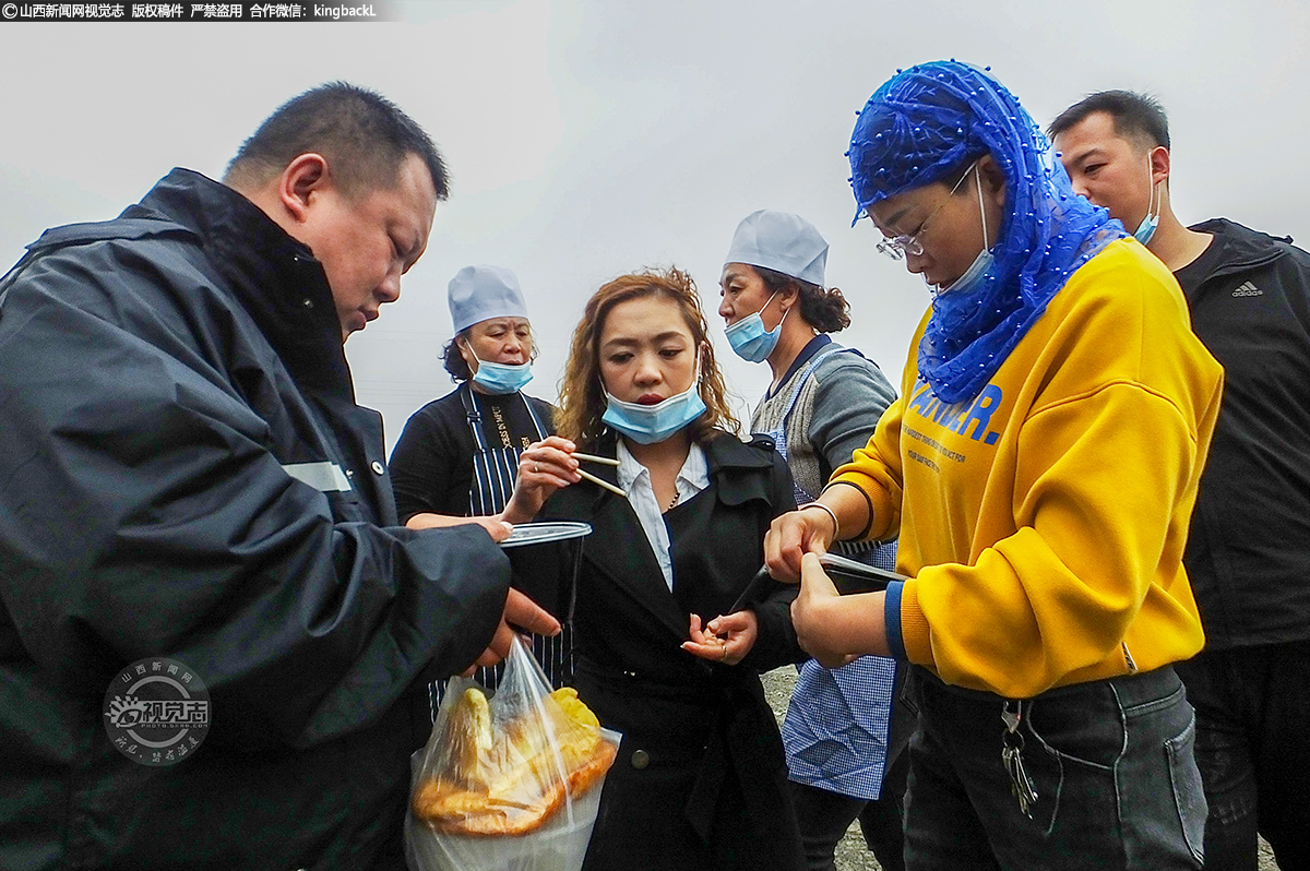      “饭来了，大家趁热吃……”连日来，全县上下齐心协力，共同抗击洪峰，一些奋战在一线人员需要长时间坚守岗位，方便面、矿泉水便是他们的一日三餐。在这样特殊的时期，能吃上热乎可口的饭菜，一线工作人员都很感激。