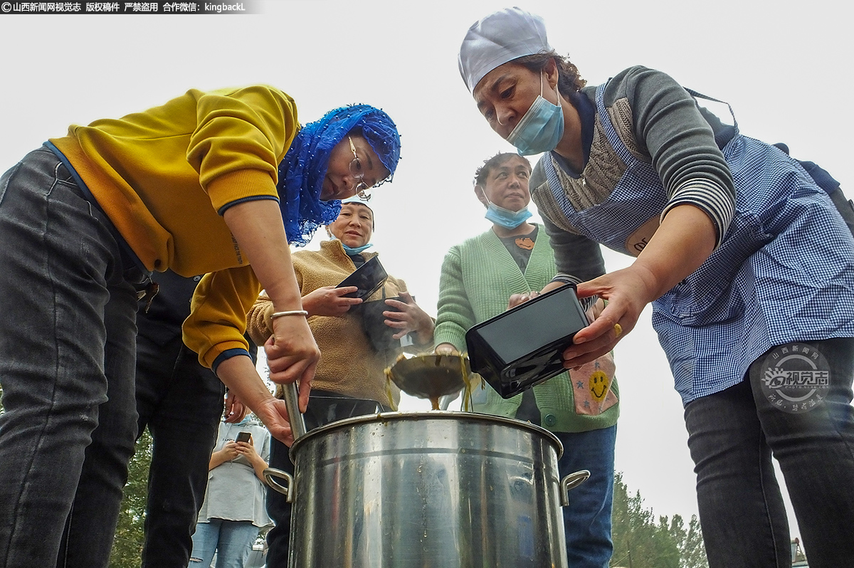      爱心送餐队伍非常重视菜品的种类，以及营养搭配，确保每份工作餐都美味、营养。