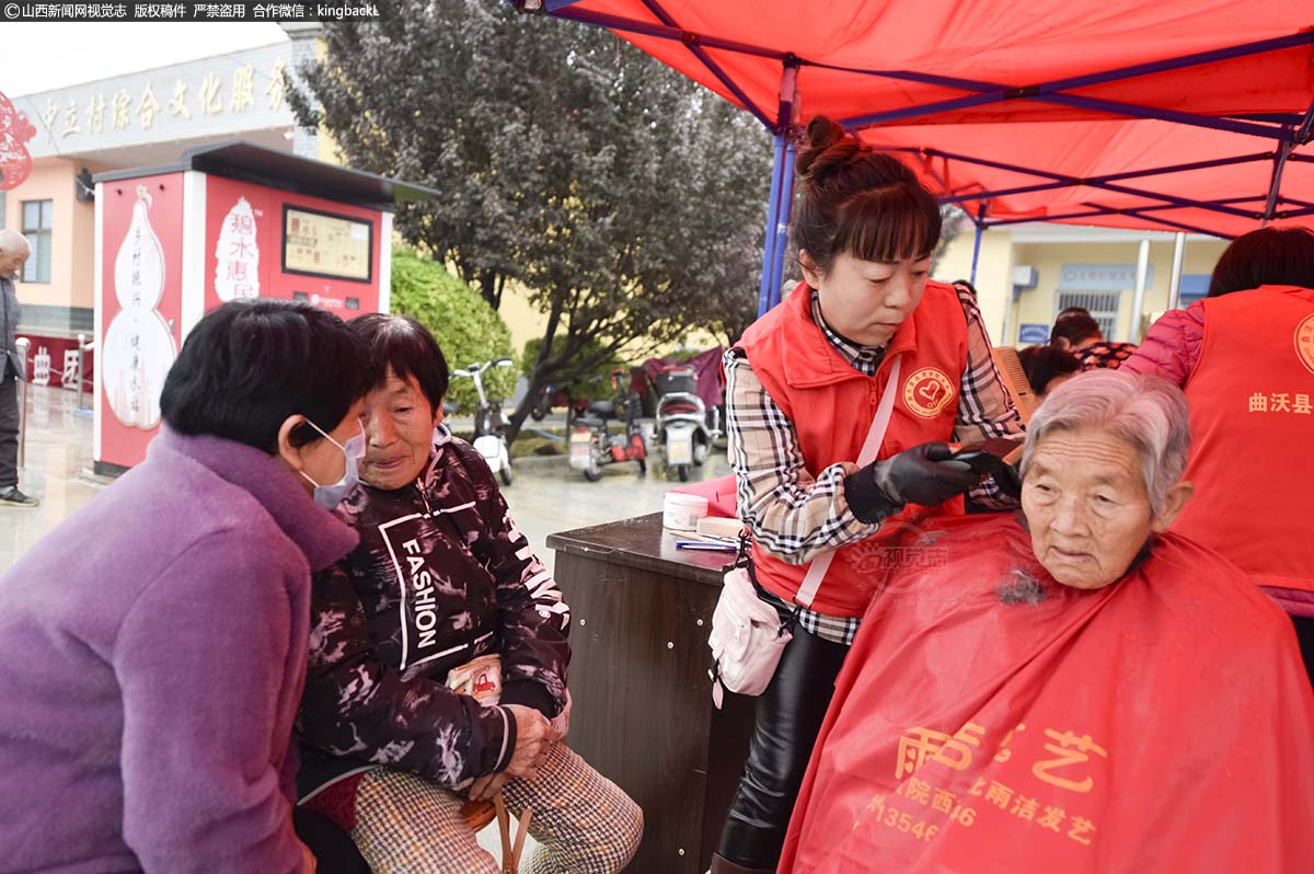      每年农历九月初九，是重阳节，是中国民间传统节日，古时民间在重阳节有登高祈福、拜神祭祖及饮宴祈寿等习俗，传承至今，又添加了敬老等内涵，此次重阳节活动形式丰富，志愿者们正为老人们剪头发。