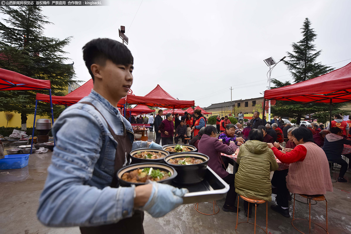      摆敬老宴、饮宴祈寿风俗成为现代人祝福老年人的一种方式，当“敬老菜”慢慢摆上宴席，老人们在欢声笑语中度过他们的节日。