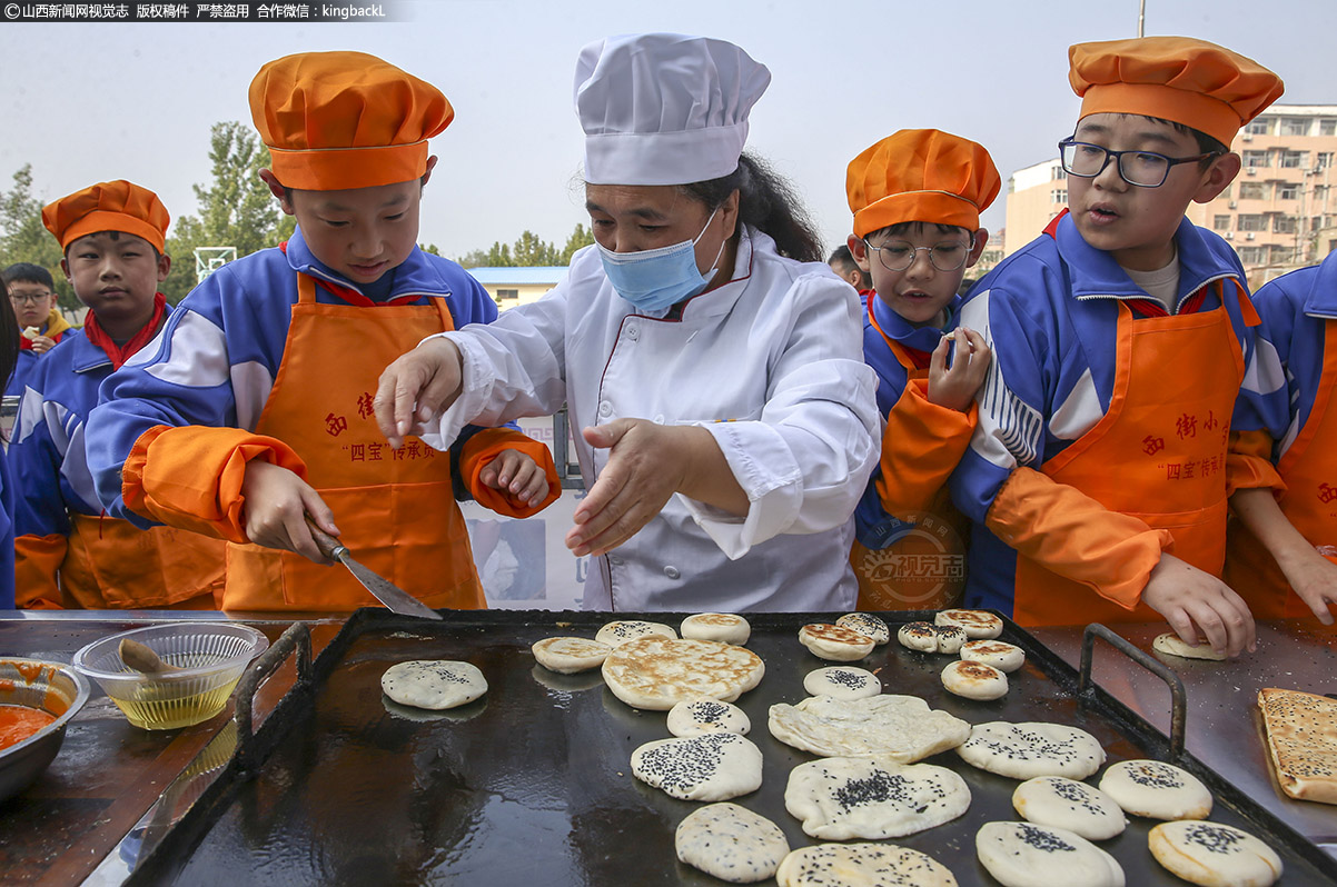      近年来，稷山县全力打造“稷山饼子”品牌，成千上万的稷山人依靠“打饼子”手艺走南闯北，发家致富，让各个地方的人都吃上了正宗的稷山饼子。