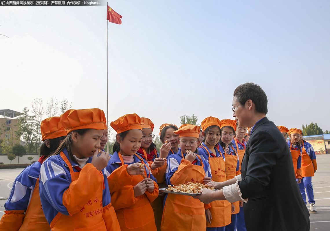      小学生们通过轮流现场观摩，边学习边实践，孩子们亲自上手，揉面、搓麻花、制作饼子，品尝家乡美味，品味到后稷饮食文化的奥妙，切身领略后稷故里厚重的农耕文化。让蕴含数千年后稷农耕文化的麻花、饼子和板枣，有历史有文化更有灵魂。