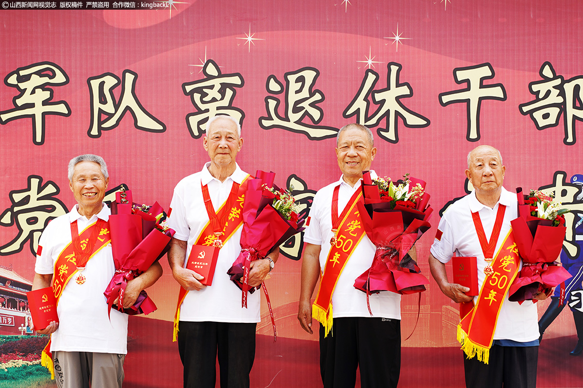     今年是中国共产党建党100年，晋中祁县的退伍老兵们手写感言，将对党的一腔热情，化作纸上一声声承诺。作为老兵，他们戎马一生，作为老党员，他们时刻用家国情怀，听党话报党恩。（■山西新闻网特约摄影师：蒋杰）