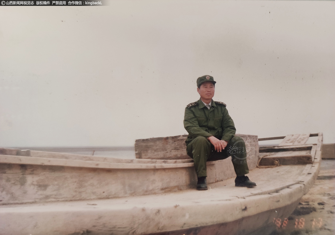      1968年2月赴越南，参加援越抗美作战。2001年2月以正团职退休（上校军衔）。图为年轻时的闫志珠在演训场（图为老人提供）。