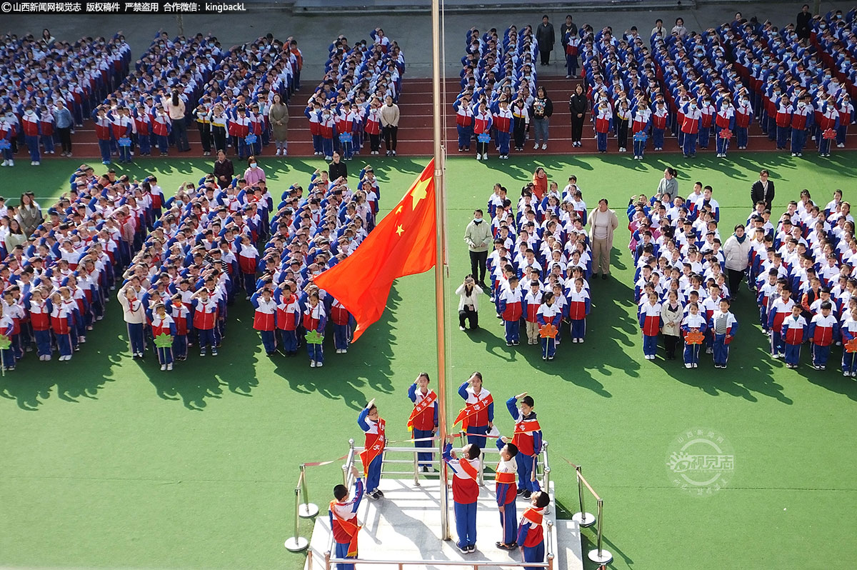      10月初，受持续强降雨影响，运城遭遇近40年来最大洪峰。灾后，运城市新绛县等受灾4县市有序推进复工复产、复学复商等进程，受灾区域群众的生产、生活秩序有得到恢复。图为新绛县西街北校复学后，师生举行庄严的升国旗仪式。（■本期摄影：高新生）