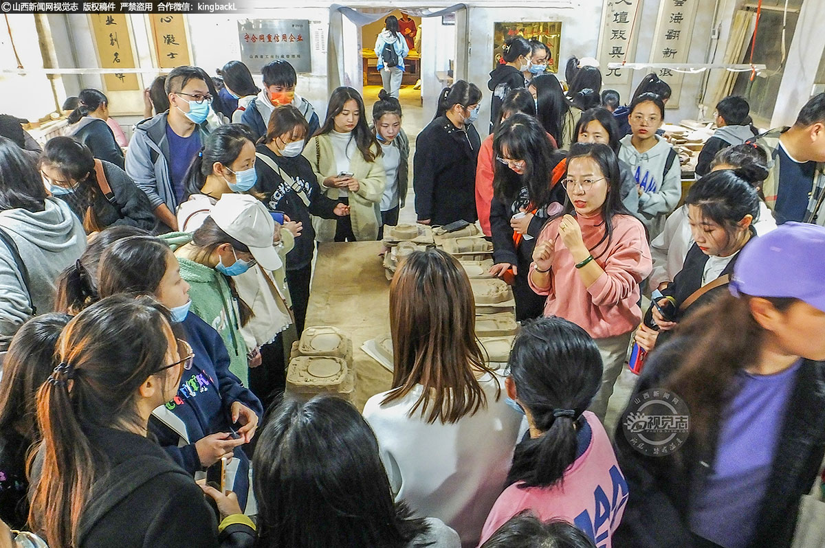      在复工的绛州澄泥砚研制所，来自运城师范学院的学生在研习国家级非遗——绛州澄泥砚制作技艺。