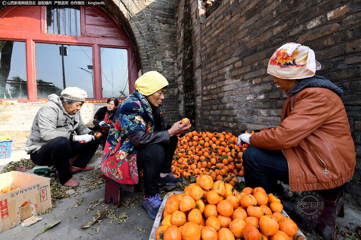      当地柿农纯手工制作的柿饼，天然霜降、洁白似面，断面呈金黄半透明胶质状、柔软、清香、凉爽、香甜，食之口舌生津，有沁人心脾之感。
