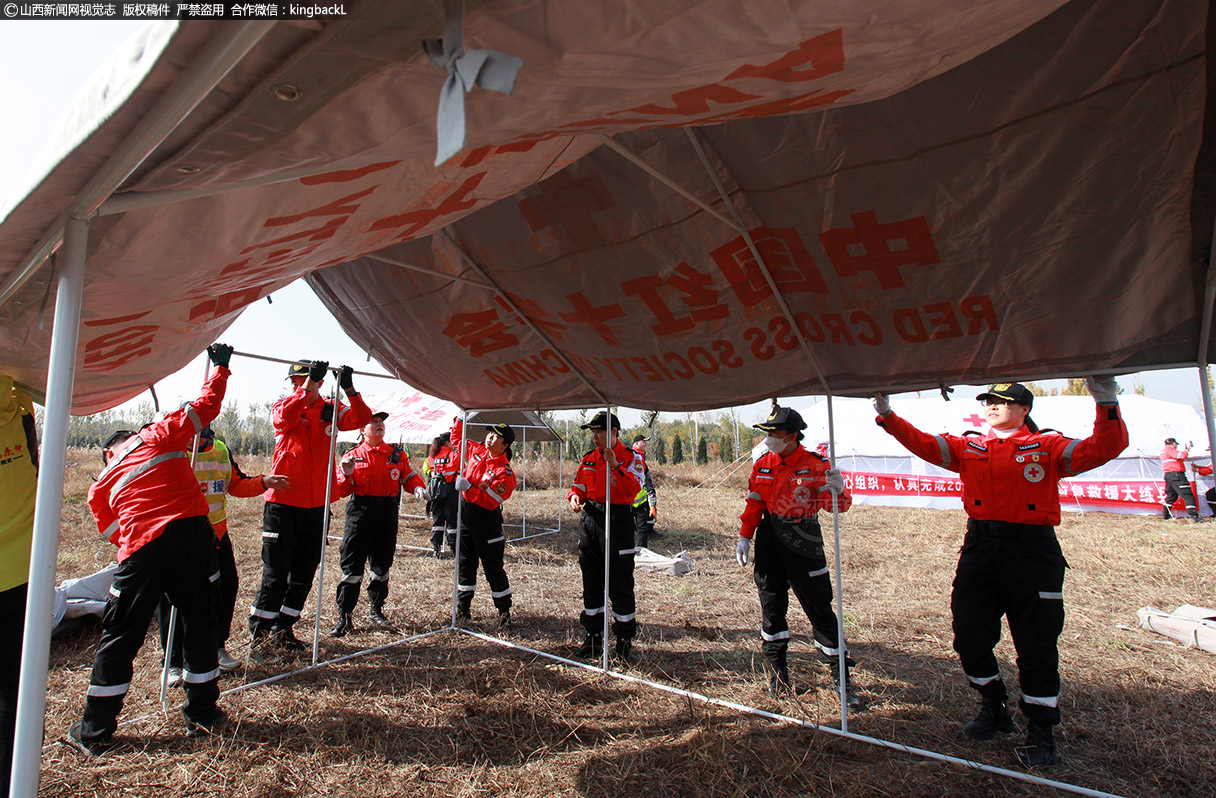      除此之外，应急救援队志愿者在演练活动中学习野外搭建帐篷，众人齐心合力，不到一会儿，一个多功能型的大帐篷就搭建完成。
